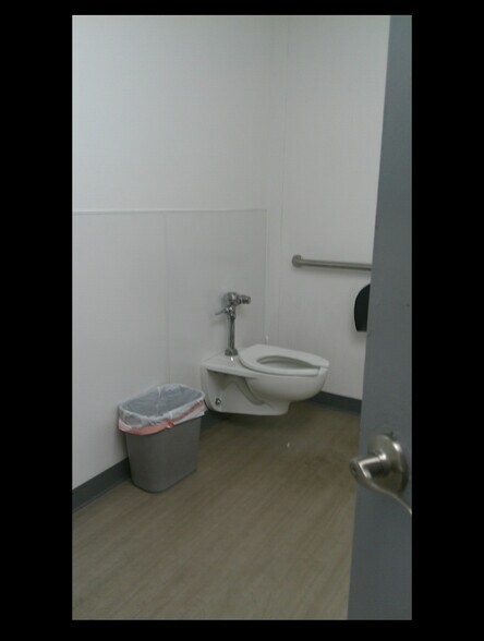 More Photos Of 634 5th Ave, Fairbanks General Retail For Lease