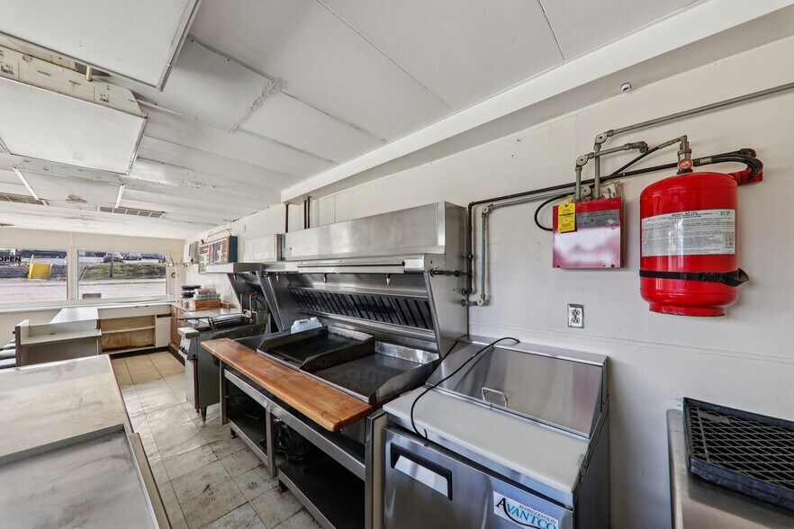 More Photos Of 201 Dearborn St, Hillsboro General Retail For Sale