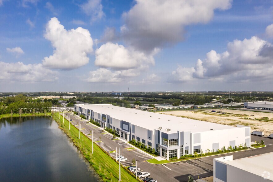 More Photos Of 1720-1738 NW 215th St, Miami Gardens Warehouse For Lease