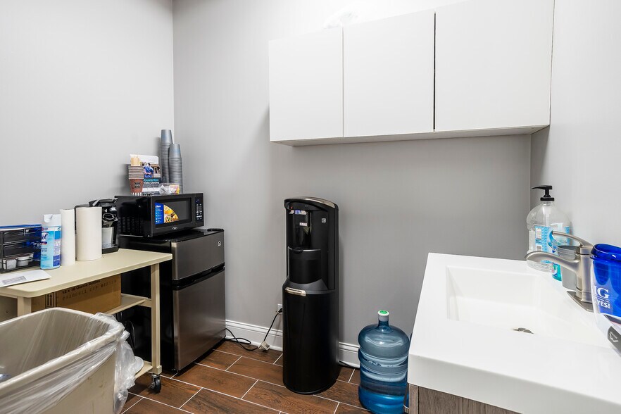 More Photos Of 951 N Plum Grove Rd, Schaumburg Office For Lease