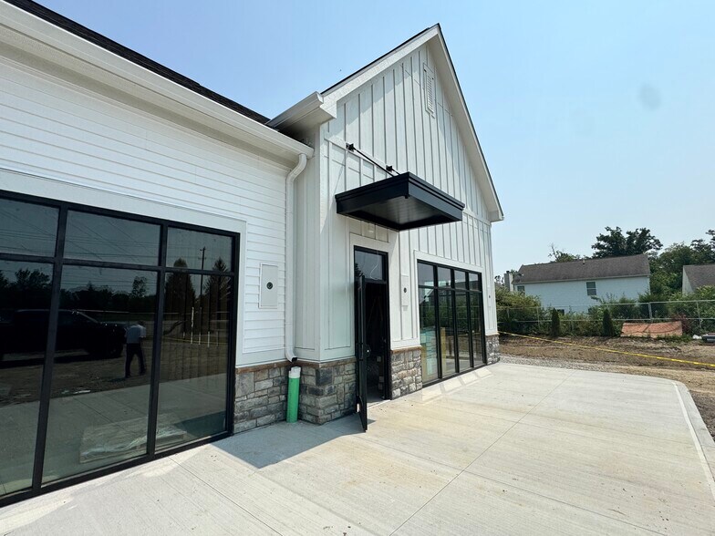 More Photos Of 4662-4668 Hall Rd, Columbus General Retail For Lease