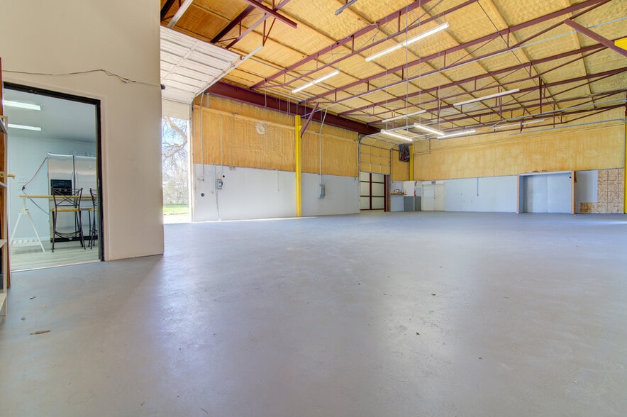 More Photos Of 5206 Beacon Dr, Austin Warehouse For Sale