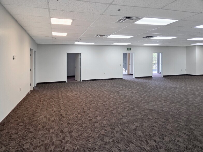 More Photos Of 1929 W Lone Cactus Dr, Phoenix Light Distribution For Lease