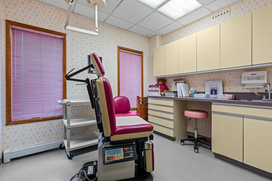 More Photos Of 4546 Hylan Blvd, Staten Island Medical For Sale