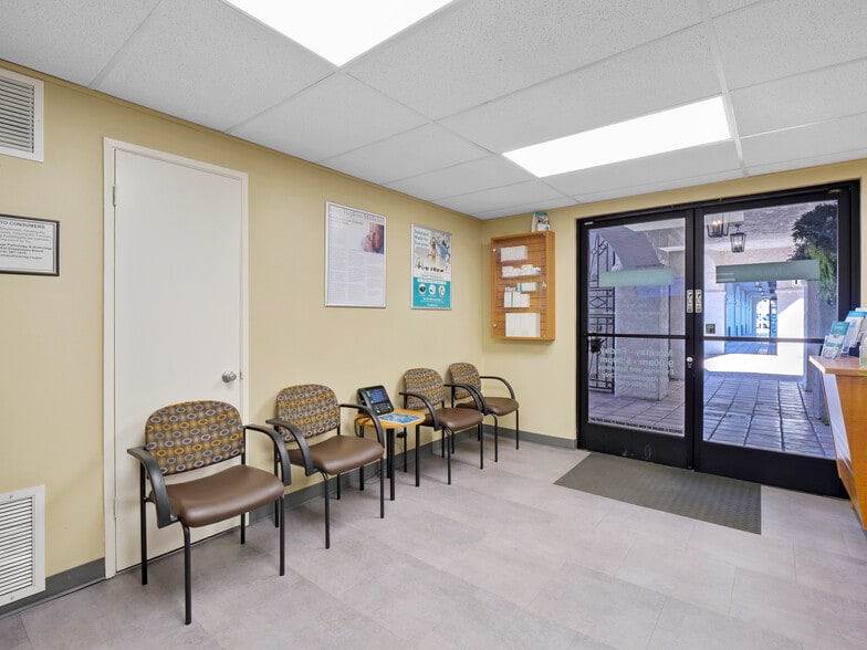 More Photos Of 19100 Ventura Blvd, Tarzana Storefront Retail Office For Lease