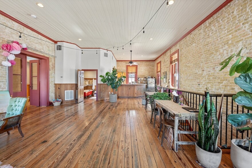 More Photos Of 709 Chestnut St, Bastrop Storefront Retail Residential For Sale