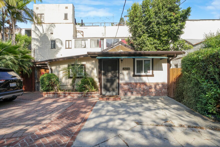 More Photos Of 2420 N Beachwood Dr, Los Angeles Multifamily For Sale