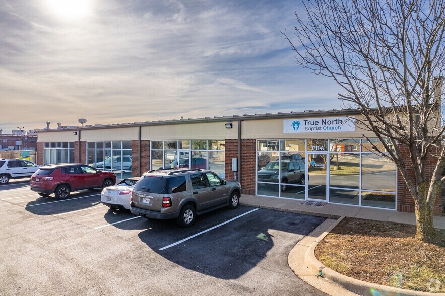 More Photos Of 1711 W Battlefield St, Springfield General Retail For Lease