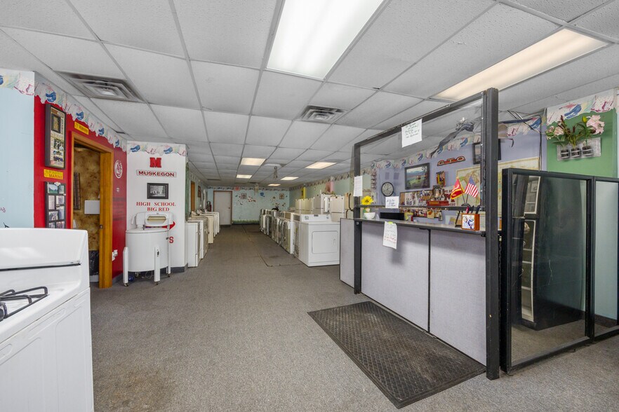 More Photos Of 1090 S Getty St, Muskegon Storefront For Sale