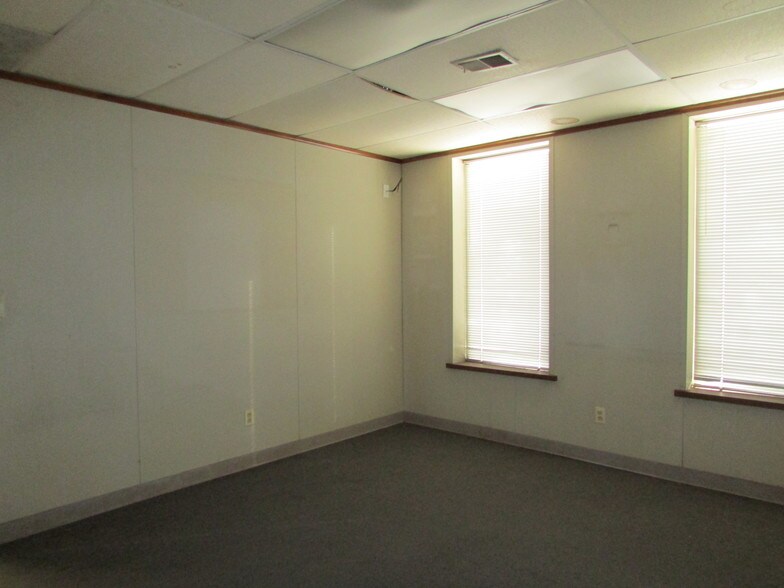 More Photos Of 14033-14055 Achyl Ave, Warren Warehouse For Sale