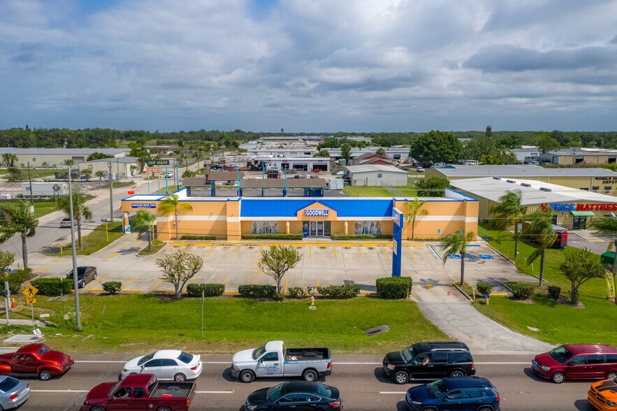 More Photos Of 1210 10th St E, Palmetto Freestanding For Lease