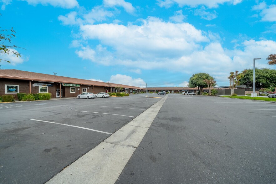 More Photos Of 191 San Felipe Rd, Hollister Unknown For Lease