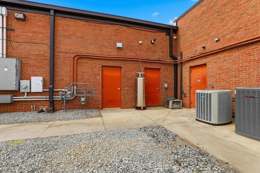 More Photos Of 15 Thomas Grace Annex Ln, Sharpsburg Freestanding For Lease