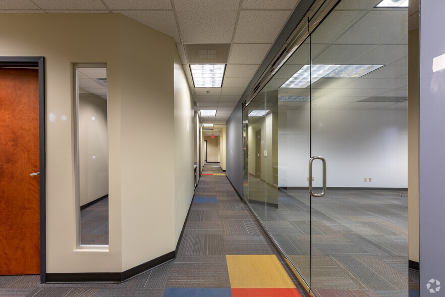 More Photos Of 10401 Linn Station Rd, Louisville Office For Lease