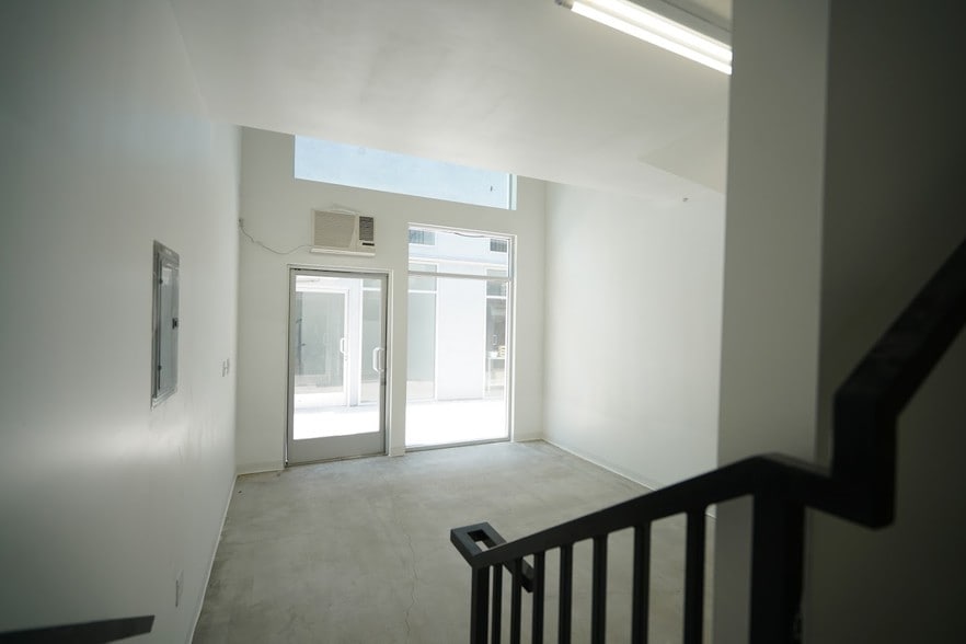 More Photos Of 1040 S Los Angeles St, Los Angeles Freestanding For Sale