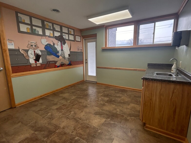 More Photos Of 191 Wallins Corners Rd, Amsterdam Medical For Sale