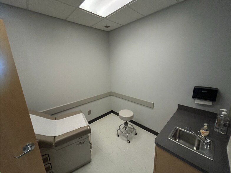 More Photos Of 1095 Woodstock Rd, Roswell Medical For Lease