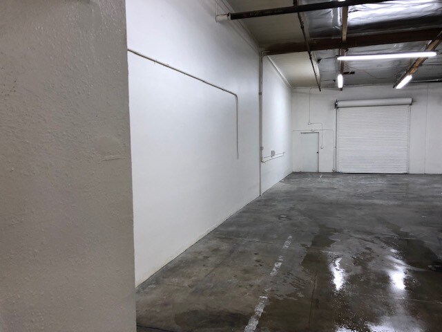More Photos Of 230 E Dyer Rd, Santa Ana Manufacturing For Lease