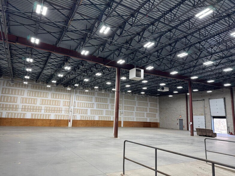 More Photos Of 700 Business Park Dr, Freehold Light Distribution For Lease