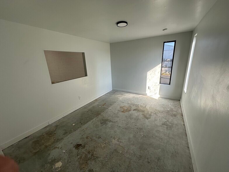 More Photos Of 4651 N 20th St, Ozark Warehouse For Lease