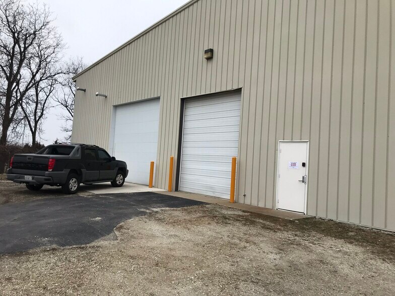 More Photos Of 560 Old Skokie Rd, Park City Warehouse For Lease