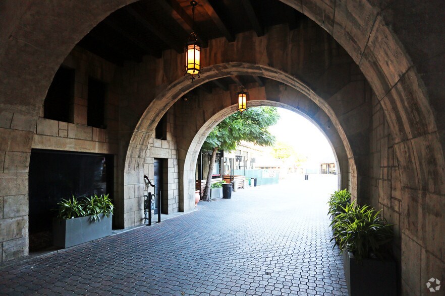 More Photos Of 3451 W 6th St, Los Angeles Storefront Retail Office For Lease