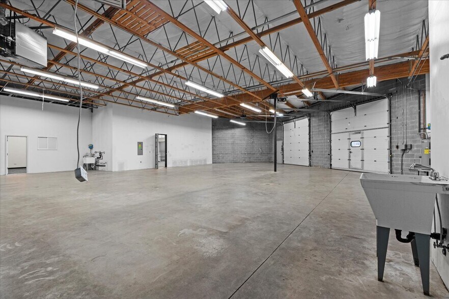 More Photos Of 6455 Lakeview Blvd, Lake Oswego Flex For Lease