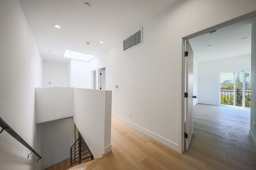 More Photos Of 2010 S Dunsmuir Ave, Los Angeles Multifamily For Sale