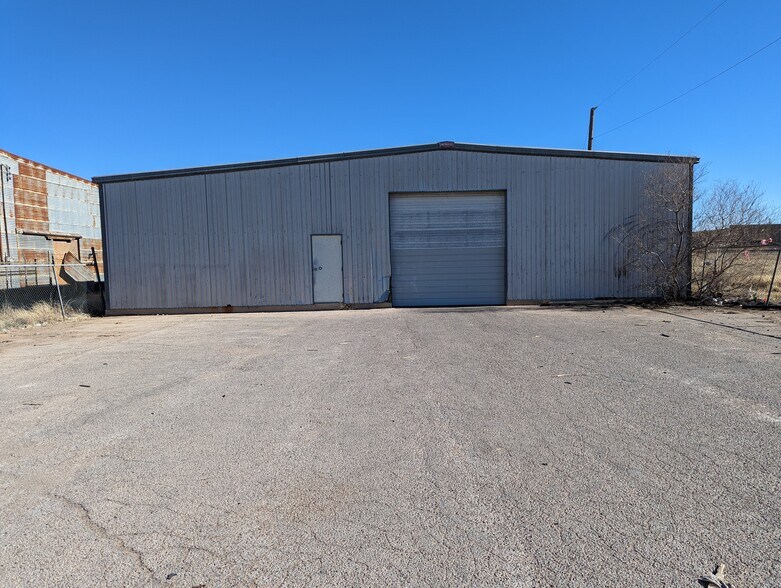 More Photos Of 714 E 2nd St, Odessa Flex For Lease