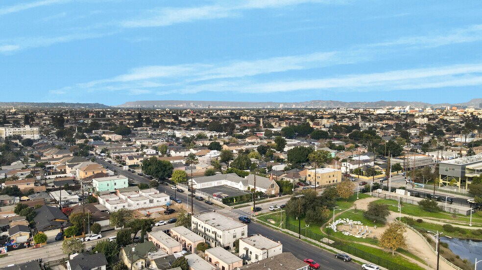 More Photos Of 300 E 55th St, Los Angeles Apartments For Sale