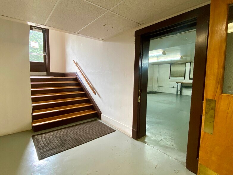 More Photos Of 205 S Main St, Seymour Office For Lease