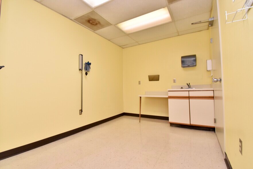 More Photos Of 810 Newman Dr, Helena Office For Sale