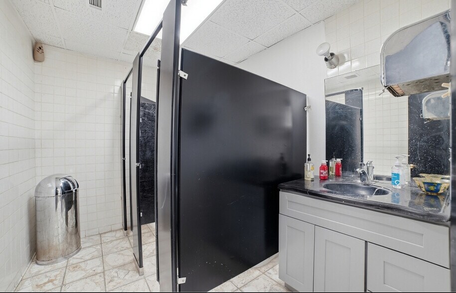 More Photos Of 2908 11th St, Dallas Office For Sale