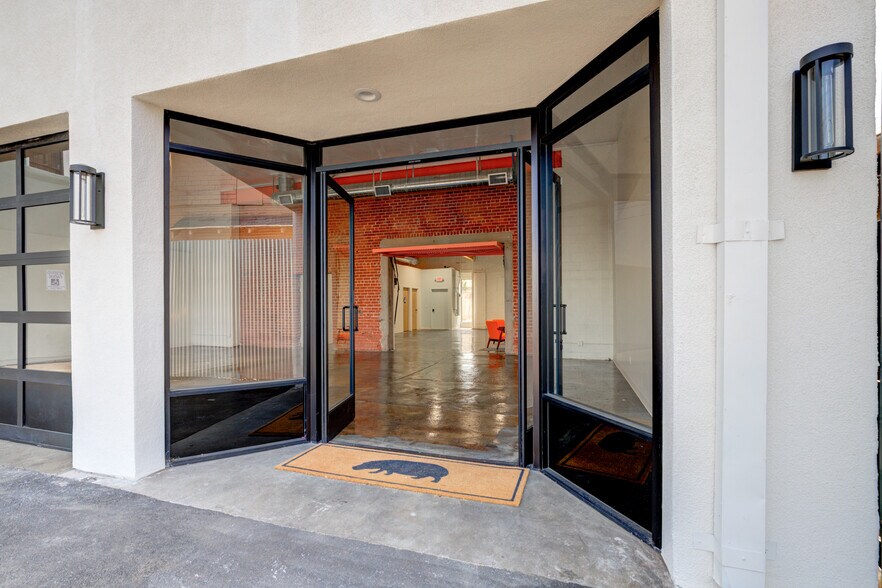 More Photos Of 2616 W Jefferson Blvd, Los Angeles Showroom For Sale