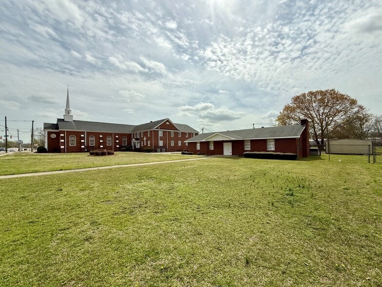 More Photos Of 914 Person St, Fayetteville Religious Facility For Lease