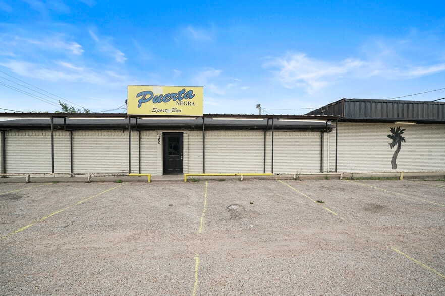 More Photos Of 200 S Frazier St, Conroe Bar For Sale