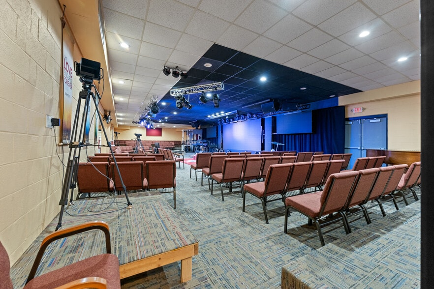 More Photos Of 3411 Covington Pike, Memphis Religious Facility For Sale