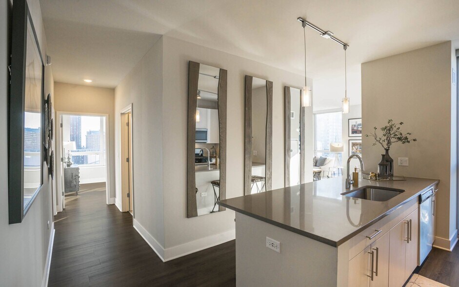 More Photos Of 801 S Financial Pl, Chicago Apartments For Lease