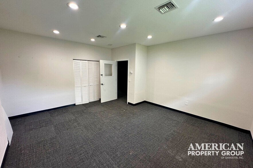 More Photos Of 6805 33rd St E, Sarasota Warehouse For Sale