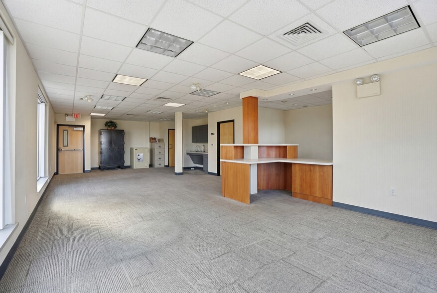 More Photos Of 1645-1655 Hausman Rd, Allentown Storefront Retail Office For Lease