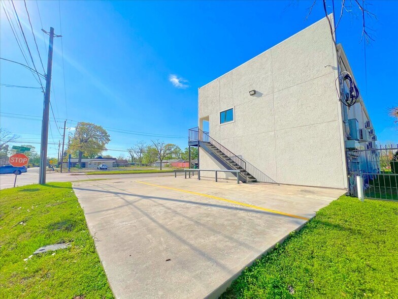 More Photos Of 7704 Irvington Blvd, Houston General Retail For Lease