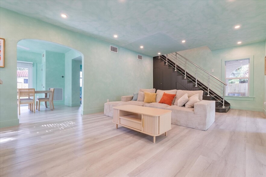 More Photos Of 22 NE 44th St, Miami Office Residential For Lease