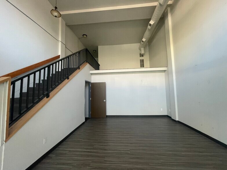 More Photos Of 100-150 High St SE, Salem Storefront Retail Office For Lease