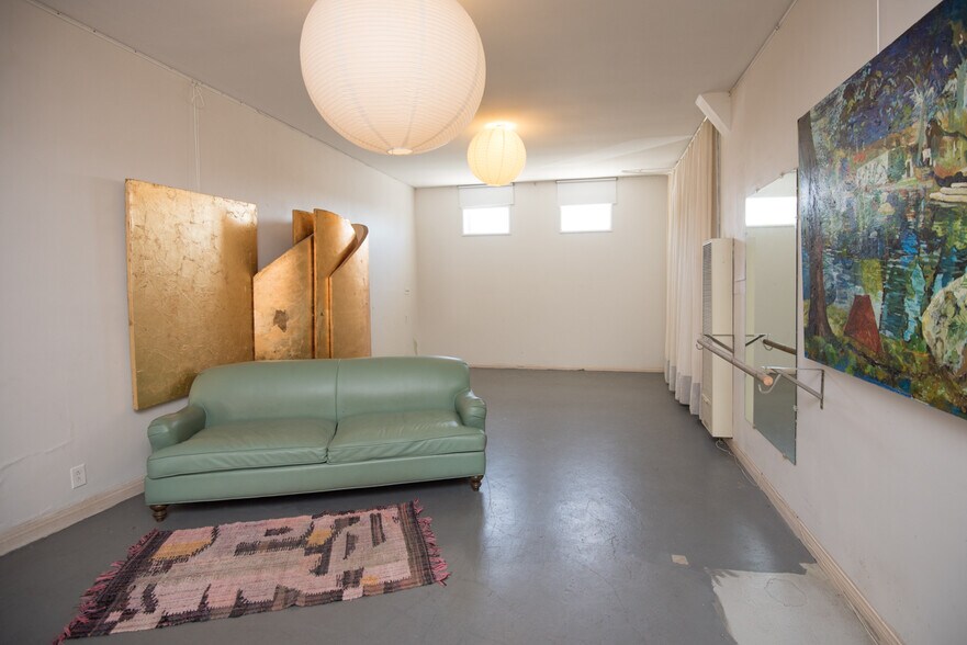 More Photos Of 5629 W Adams Blvd, Los Angeles General Retail For Lease