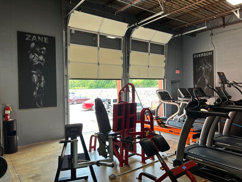 More Photos Of 251-253 Chesterfield Industrial Blvd, Chesterfield Warehouse For Sale