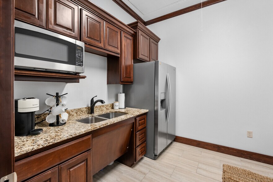 More Photos Of 6115 New Copeland Rd, Tyler Medical For Sale