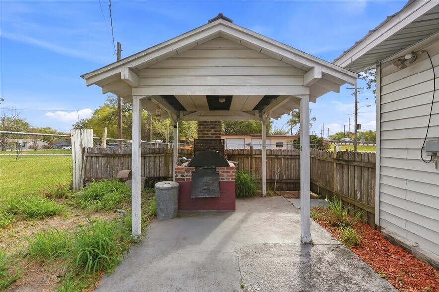 More Photos Of 506 Commonwealth Ave SW, Polk City Office Residential For Sale