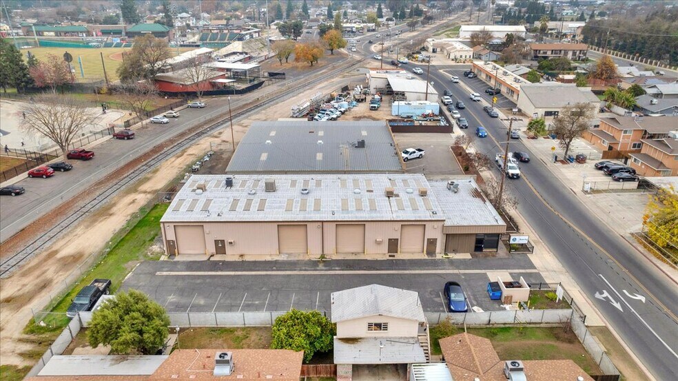 More Photos Of 1027 W Murray Ave, Visalia Service For Sale