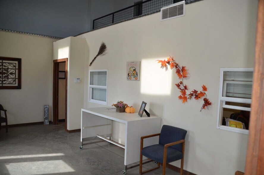 More Photos Of 112 Southwest Dr, Cheyenne Flex For Sale