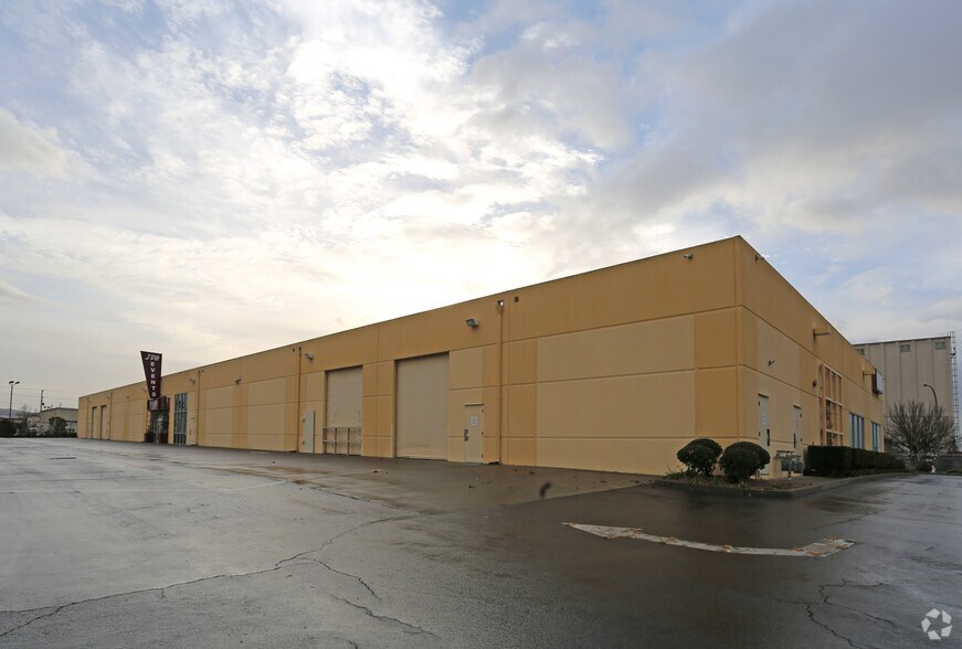 More Photos Of 2500 Embarcadero, Oakland Showroom For Lease